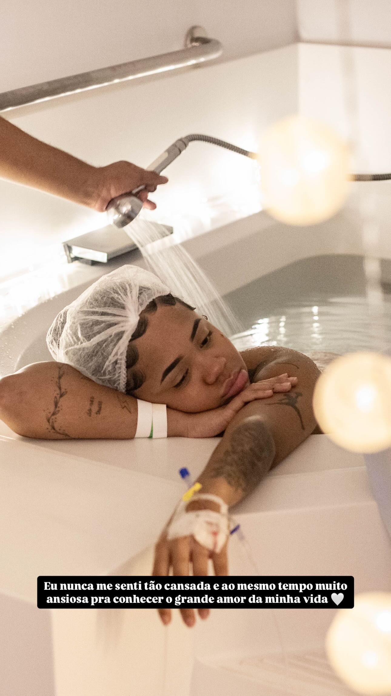 Sthe Carvalho relaxa em banheira na maternidade • Instagram/ Sthe Carvalho