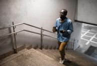 Conheça os benefícios para a saúde de trocar elevador por escada