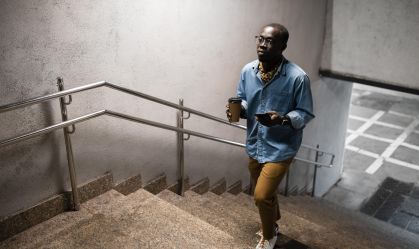 Conheça os benefícios para a saúde de trocar elevador por escada