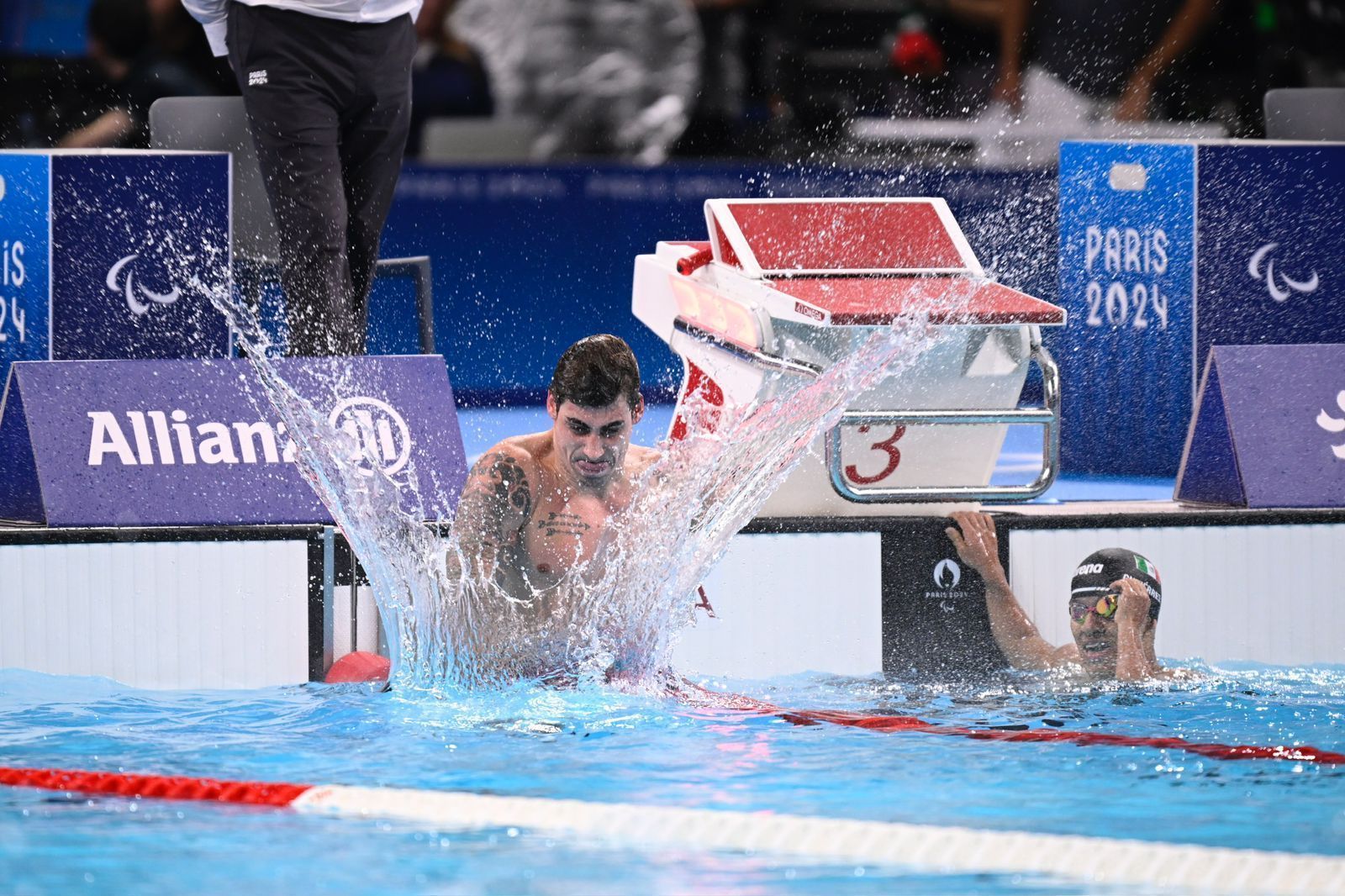 Talisson Glock celebra mais uma medalha conquistada em Paris
