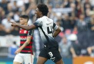 Corinthians vence Flamengo pelo Brasileiro em reencontro com Tite