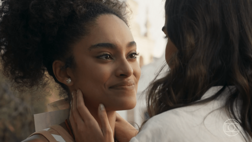 Teca (Lívia Silva) descobriu um parentesco com Mariana (Theresa Fonseca). • Reprodução/Globoplay