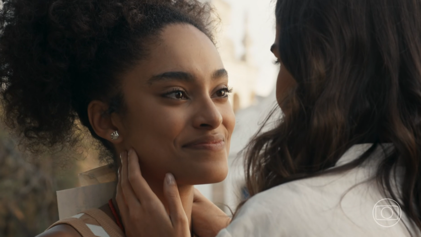 Teca (Lívia Silva) descobriu um parentesco com Mariana (Theresa Fonseca). • Reprodução/Globoplay