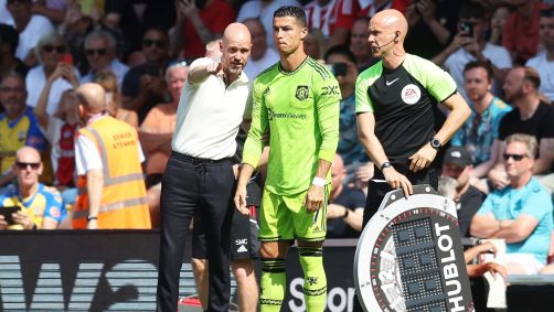 Erik Ten Hag conversa com Cristiano Ronaldo antes do craque entrar em campo pelo Manchester United
