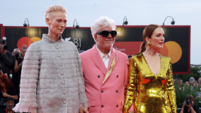 Tilda Swinton, Pedro Almodóvar e Julianne Moore no tapete vermelho do Festival de Veneza 2024