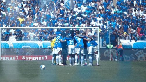 Jogadores do Cruzeiro reunidos no meio-campo antes de a bola rolar