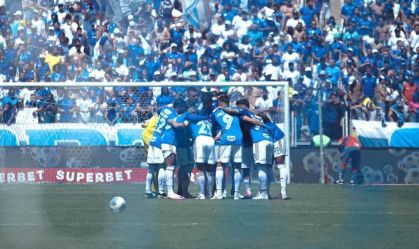 Jogadores do Cruzeiro reunidos no meio-campo antes de a bola rolar