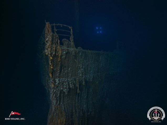 Esta imagem, tirada durante a expedição de julho, mostra a proa do Titanic com uma grande parte da grade do convés faltando • RMS Titanic Inc./Instagram
