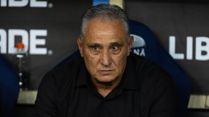 Tite, treinador do Flamengo, é alvo de protestos da torcida