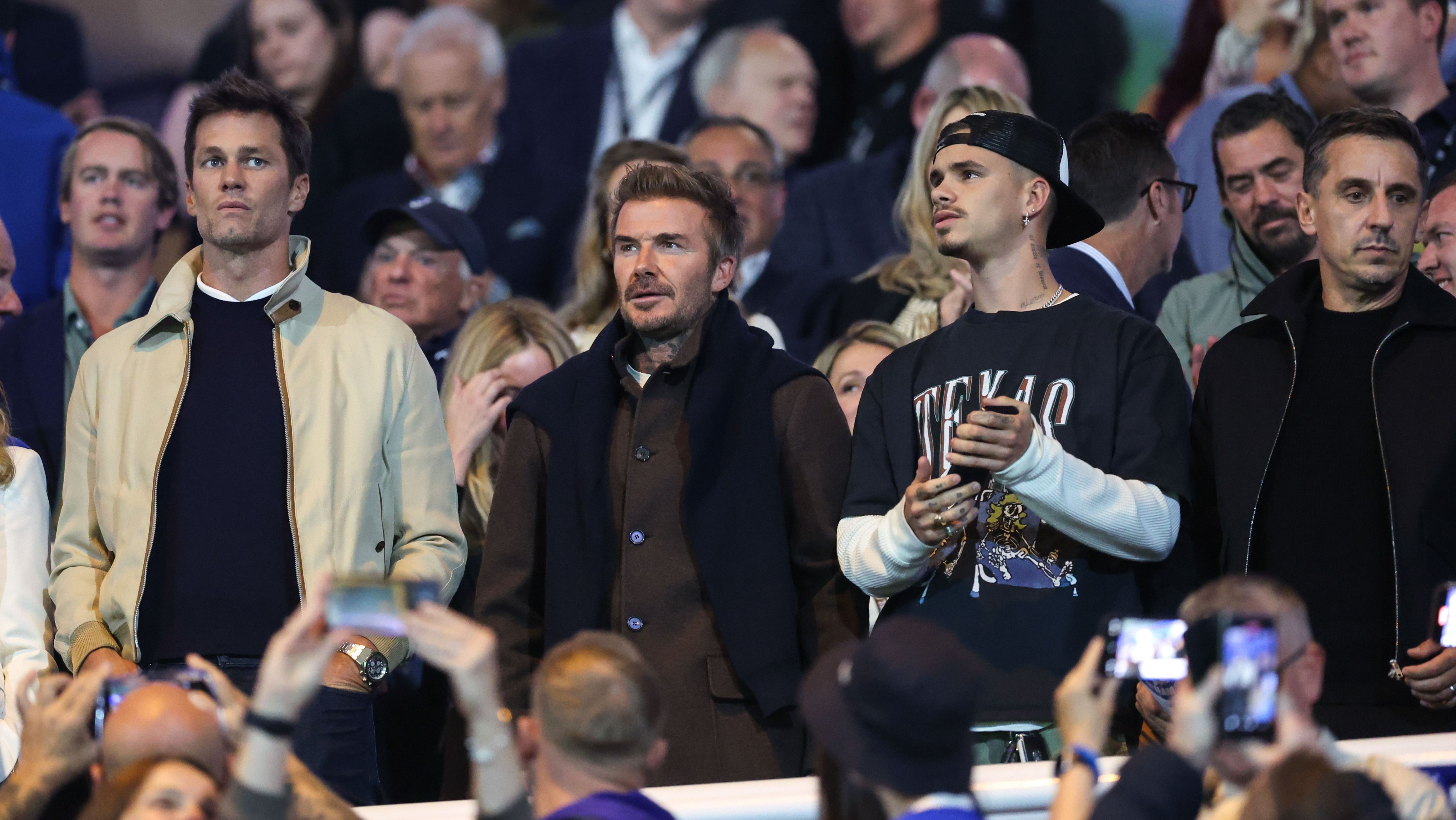 Tom Brady, David Beckham e o filho do astro inglês, Romeo, na arquibancada do estádio St. Andrew's • Catherine Ivill - AMA/Getty Images