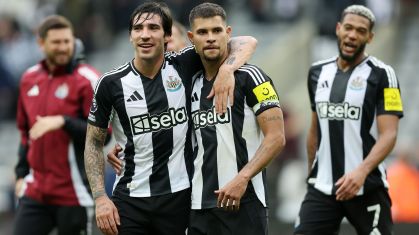 Tonali, Bruno Guimarães e Joelinton após a vitória do Newcastle sobre o Tottenham, em setembro