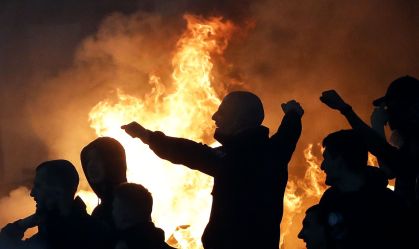 Torcedores invadem estádio na Sérvia e incendeiam gramado; assista