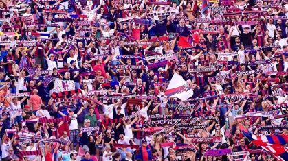 Torcida do Bologna no estádio Renato Dall'Ara, casa do clube
