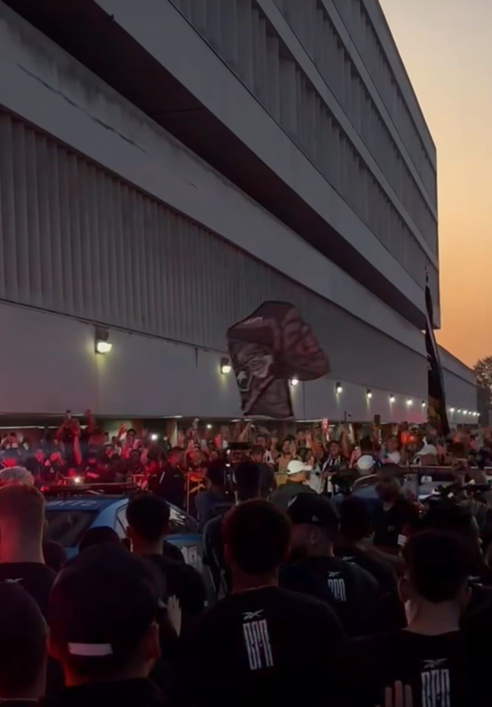 Torcida do Botafogo faz festa em aeroporto antes do embarque do time