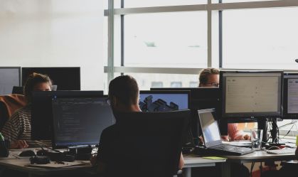 Nem vínculo, nem vácuo: o pacto que falta ao mundo do trabalho