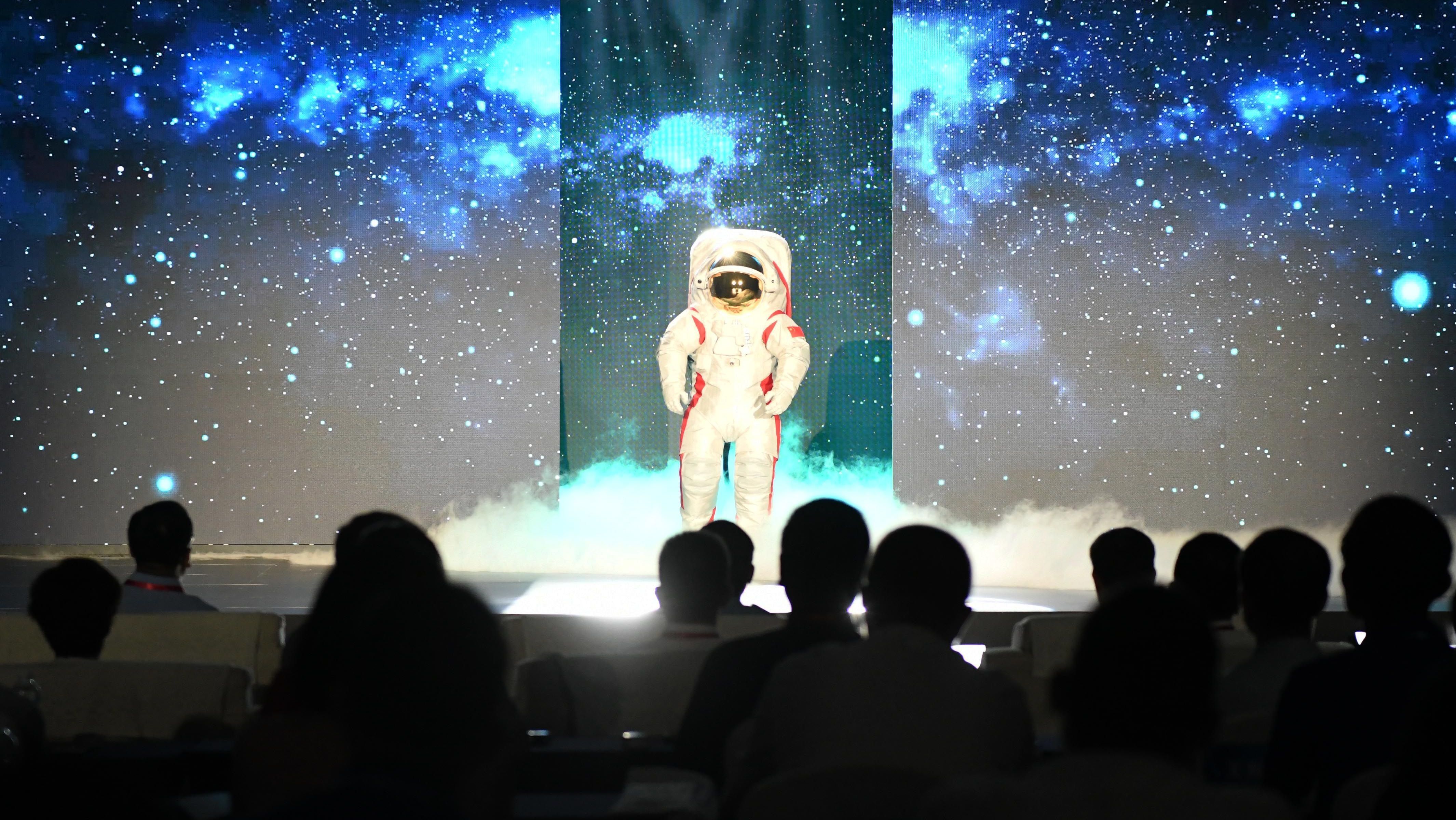 China revelou no sábado (28) o traje espacial que seus astronautas usarão na missão que pretende chegar à Lua até 2030