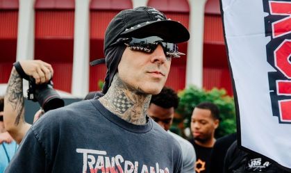 Travis Barker diz que queda de avião em Vinhedo reviveu seu trauma: "Abalado"