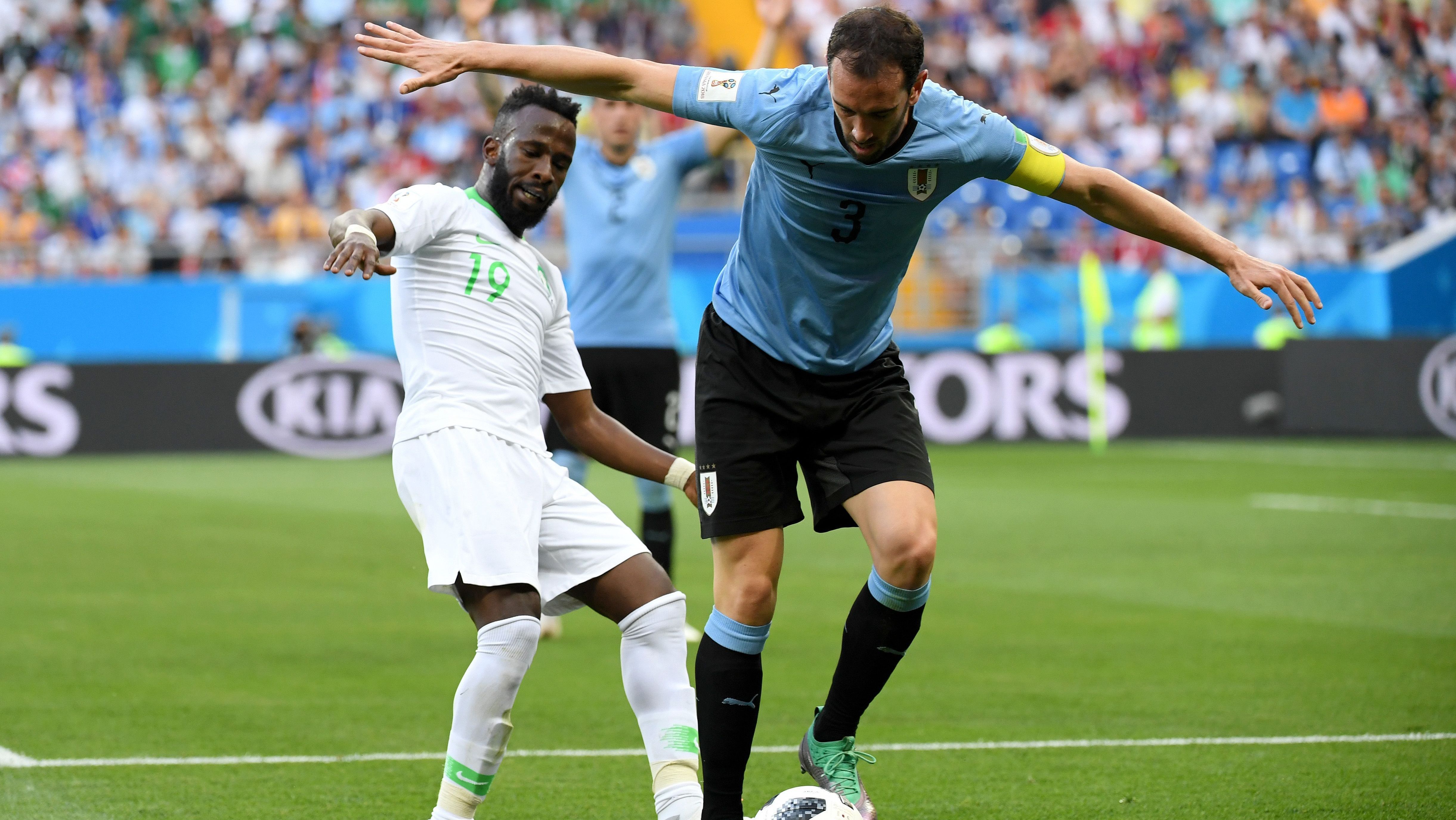 Fahad Al-Muwallad disputa bola com Diego Godín em Arábia Saudita x Uruguai pela Copa do Mundo de 2018