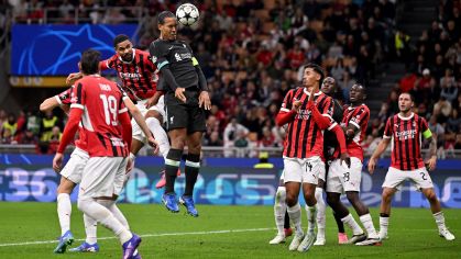 Van Dijk cabeceia para marcar o gol da virada do Liverpool sobre o Milan pela Champions League
