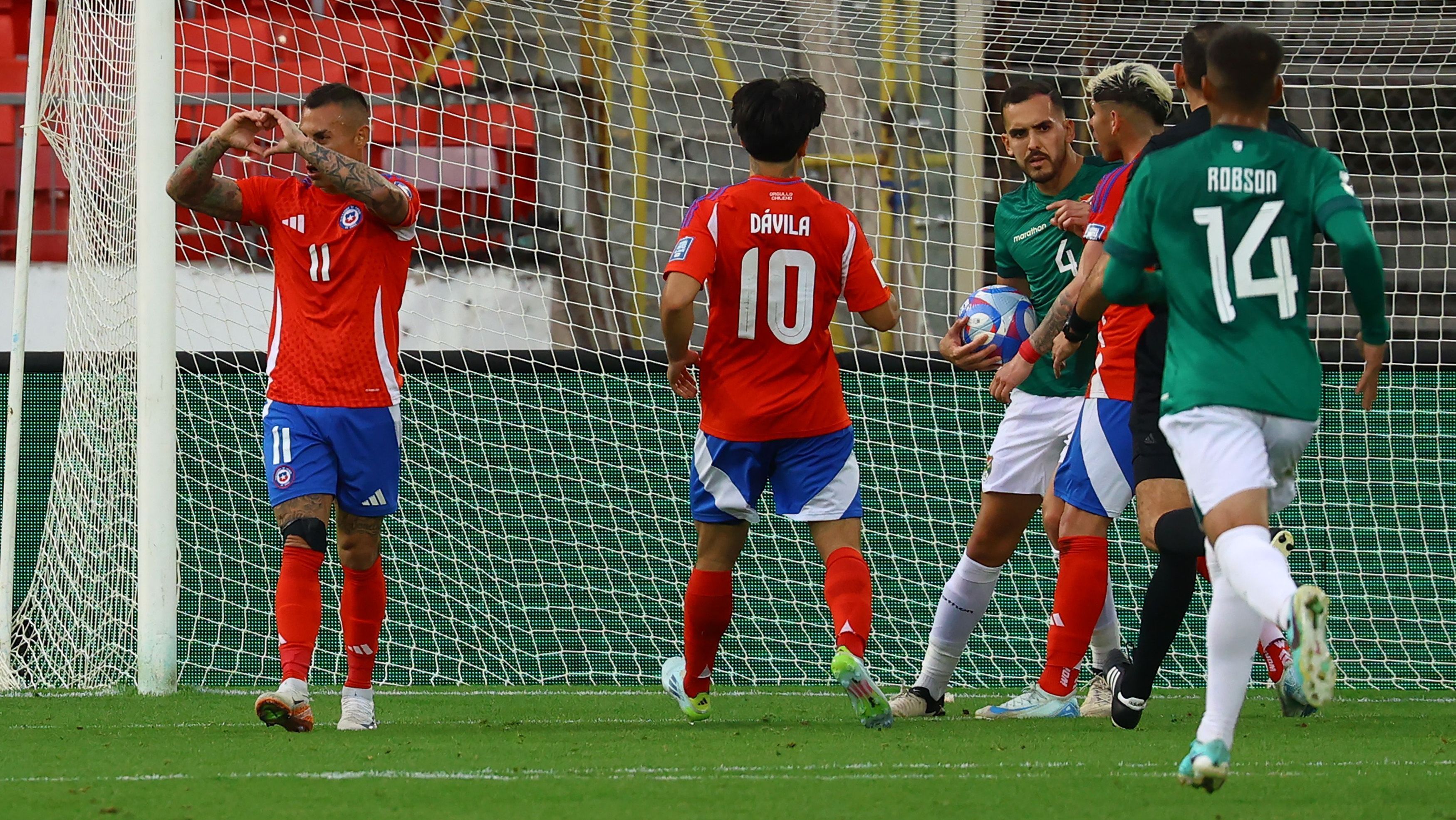 Vargas comemora gol do Chile enquanto jogadores da Bolívia protestam