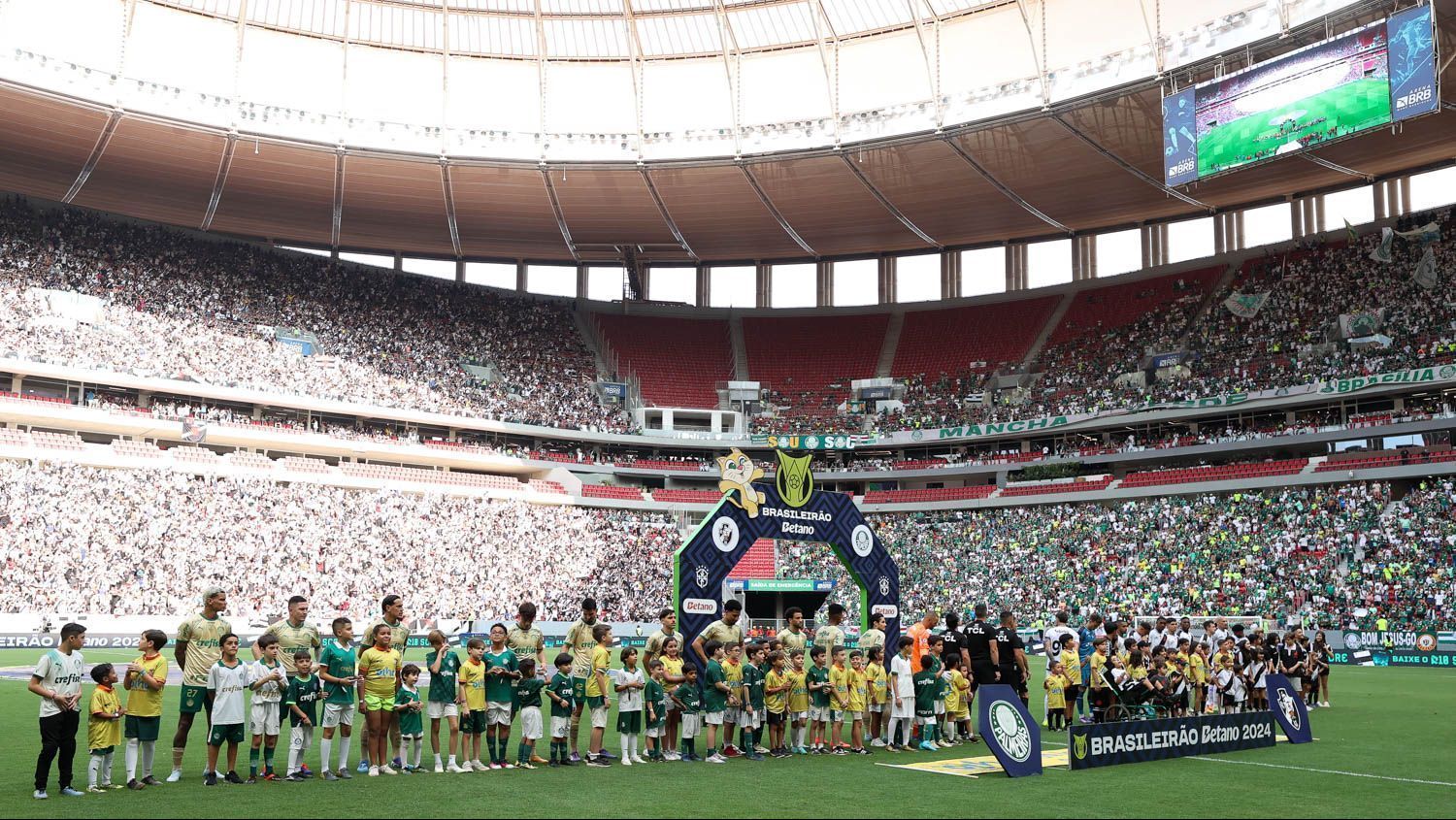 Vasco e Palmeiras antes da partida deste domingo (22) no Mané Garrincha