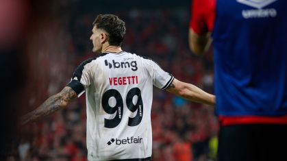 Vegetti fez o gol que levou Athletico-PR x Vasco para os pênaltis e também converteu a penalidade decisiva para classificar o Cruzmaltino