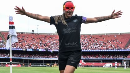 Com máscara do Flash, Vic Albuquerque comemora um dos gols que marcou para o Corinthians sobre o São Paulo