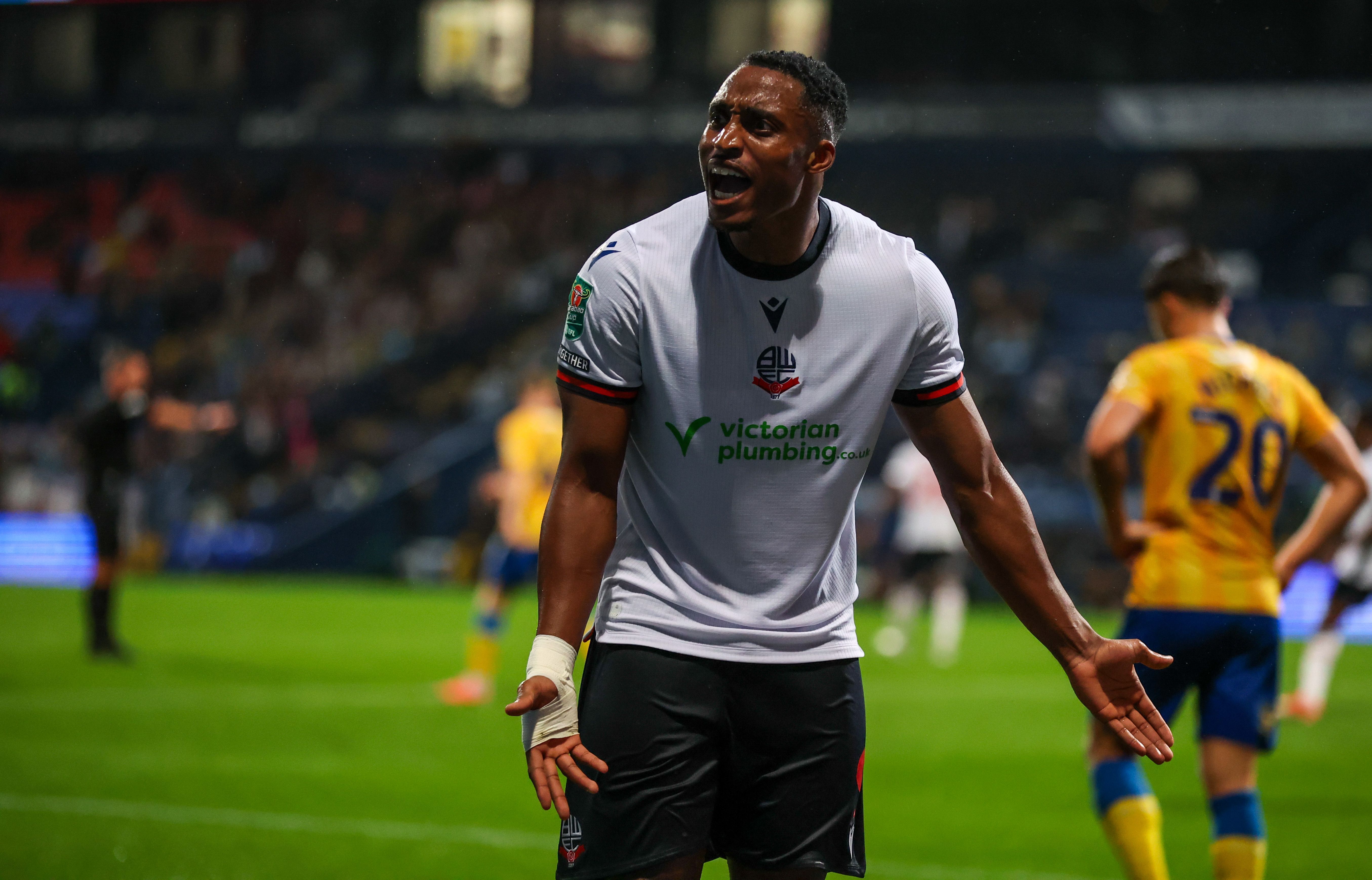 Victor Adeboyejo defende o Bolton Wanderers