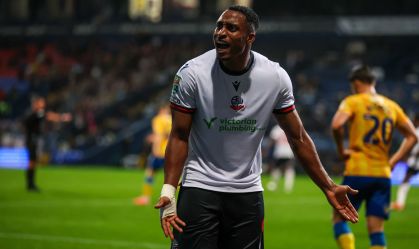 Victor Adeboyejo defende o Bolton Wanderers