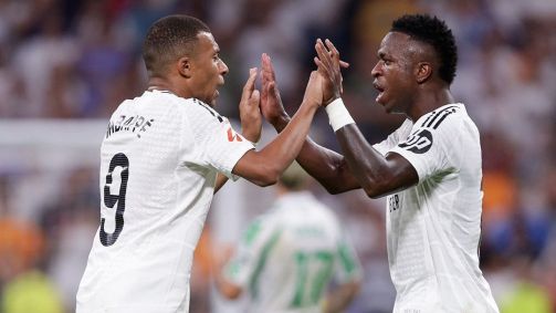 Mbappé e Vinicius Jr. durante vitória do Real Madrid contra o Real Betis