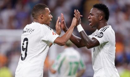 Mbappé e Vinicius Jr. durante vitória do Real Madrid contra o Real Betis