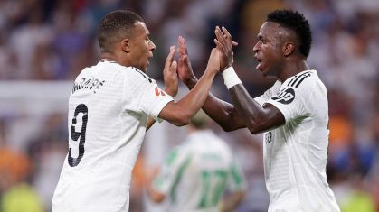 Mbappé e Vinicius Jr. durante vitória do Real Madrid contra o Real Betis