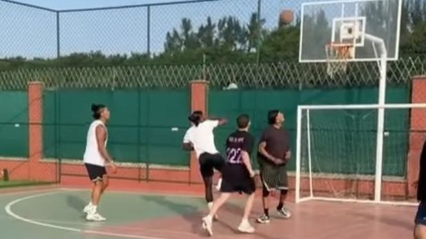 Vinicius Jr. acerta cesta em jogo de basquete com amigos