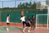 Vinicius Jr. mostra habilidade no basquete em jogo com amigos; veja vídeo