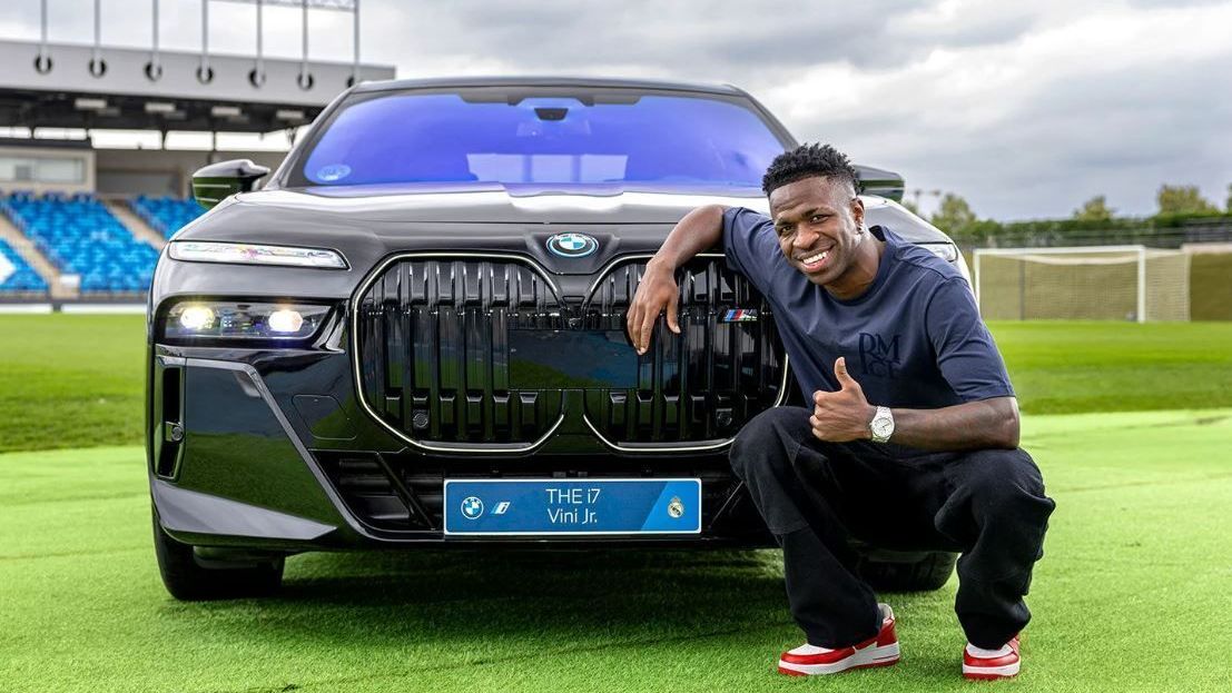 Vinicius Jr. com o modelo The i7, da BMW • Divulgação/Real Madrid