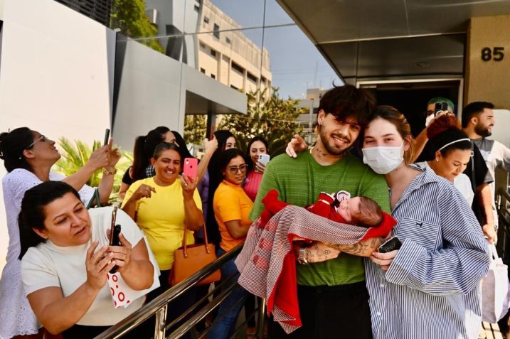Zé Felipe, Virginia e José Leonardo deixam a maternidade • Cristiano Borges/AgNews
