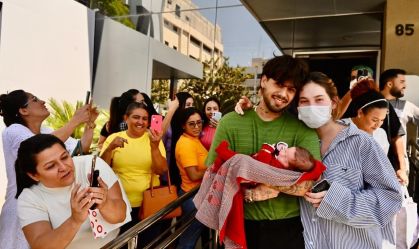Zé Felipe, Virginia e José Leonardo deixam a maternidade