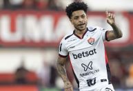 Vitória vence o Atlético-GO em luta direta contra o rebaixamento no Brasileiro