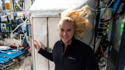 Astronauta da Nasa Kate Rubins aponta para a “cabine de votação” da Estação Espacial Internacional