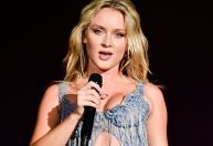 Rock in Rio: Zara Larsson escolhe peça em homenagem ao Brasil para apresentação