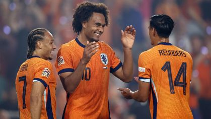 Zirzkee, substituto de Memphis Depay na seleção holandesa, comemora o primeiro gol do time sobre Bósnia e Herzegovina