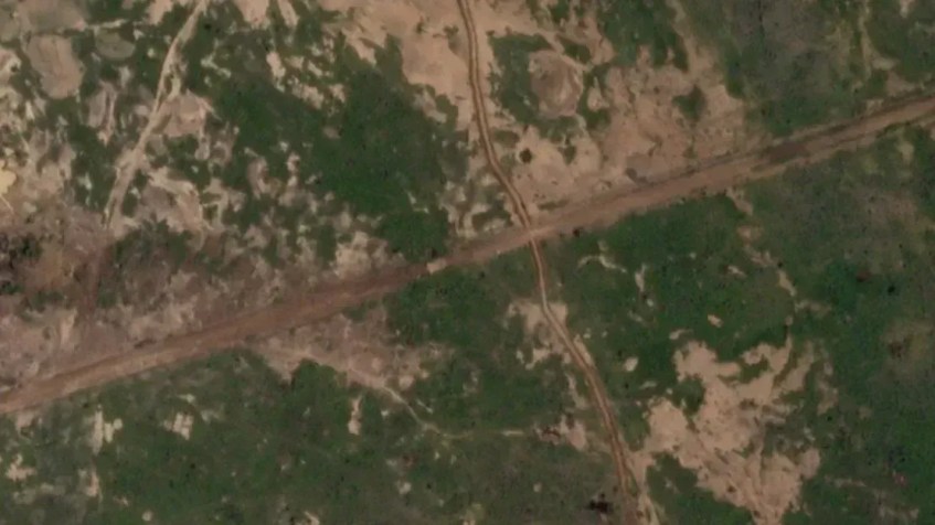 Uma imagem de satélite de 29 de agosto de 2024 mostra uma trincheira recém-construída perto de Barsalogho, Burkina Faso, dias depois de centenas de pessoas terem sido mortas por supostos jihadistas • 2024 Planet Labs Inc.