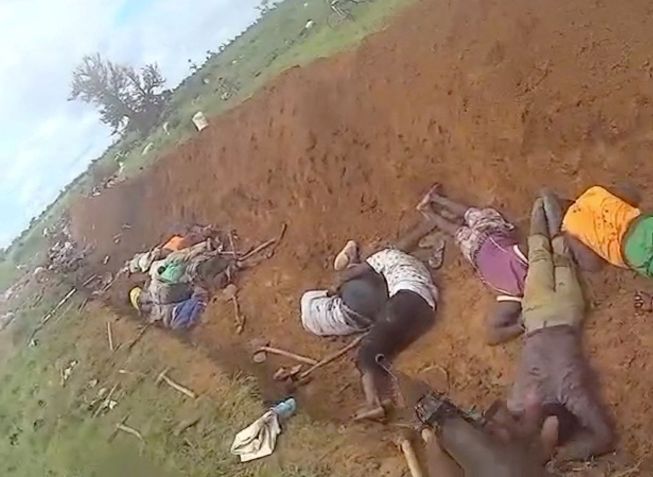 Corpos em trincheira em Burkina Faso • Reuters