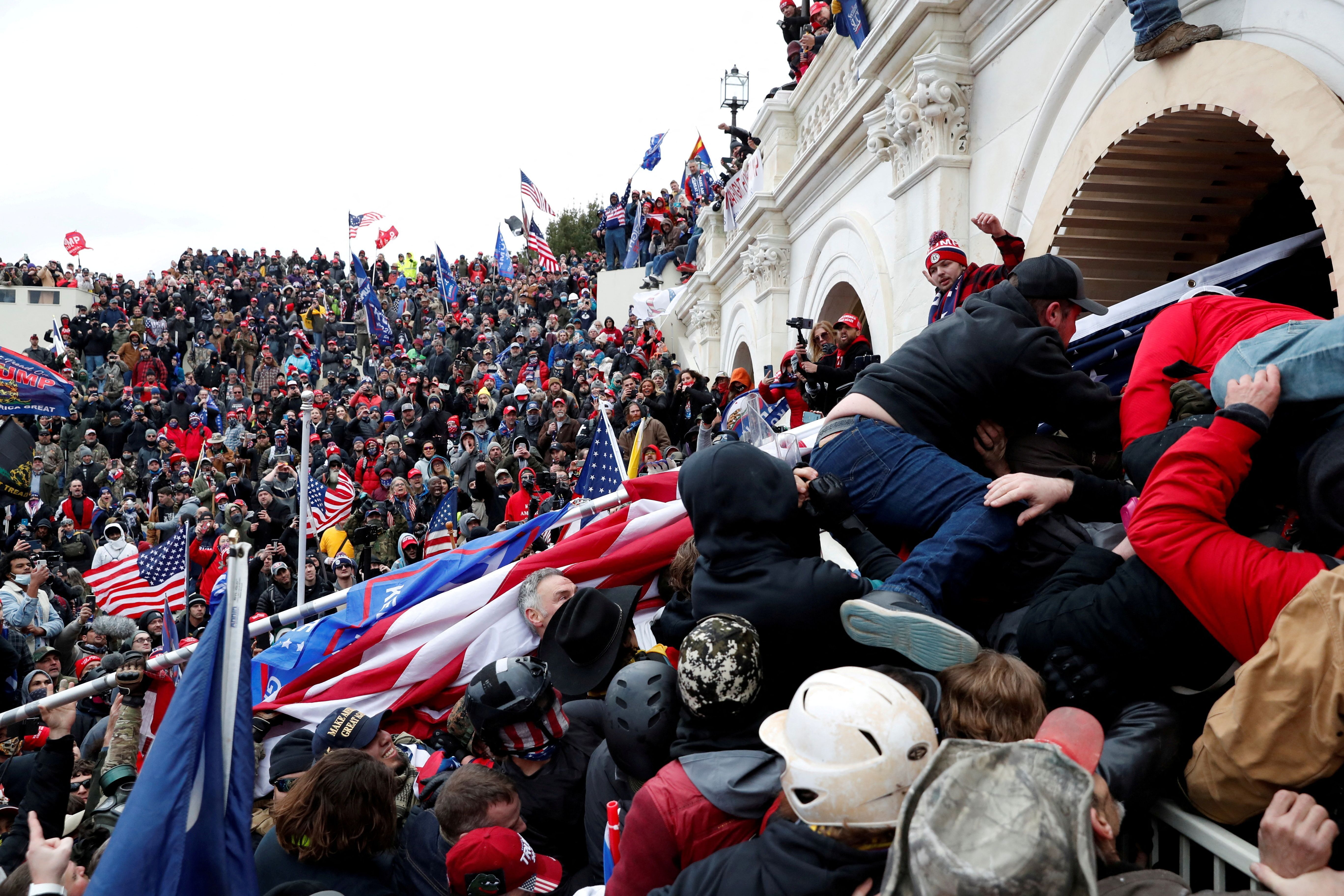 Apoiadores de Trump invadem Capitólio em Washington