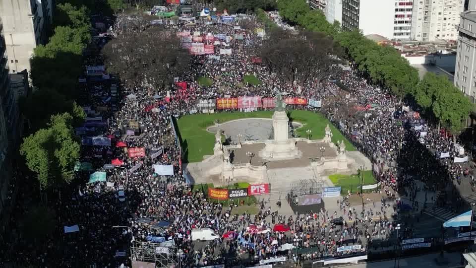 Multidão sai às ruas da Argentina para protestar por financiamento de universidades públicas