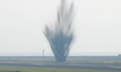 Vídeo: bomba americana da Segunda Guerra Mundial explode em pista de aeroporto no Japão