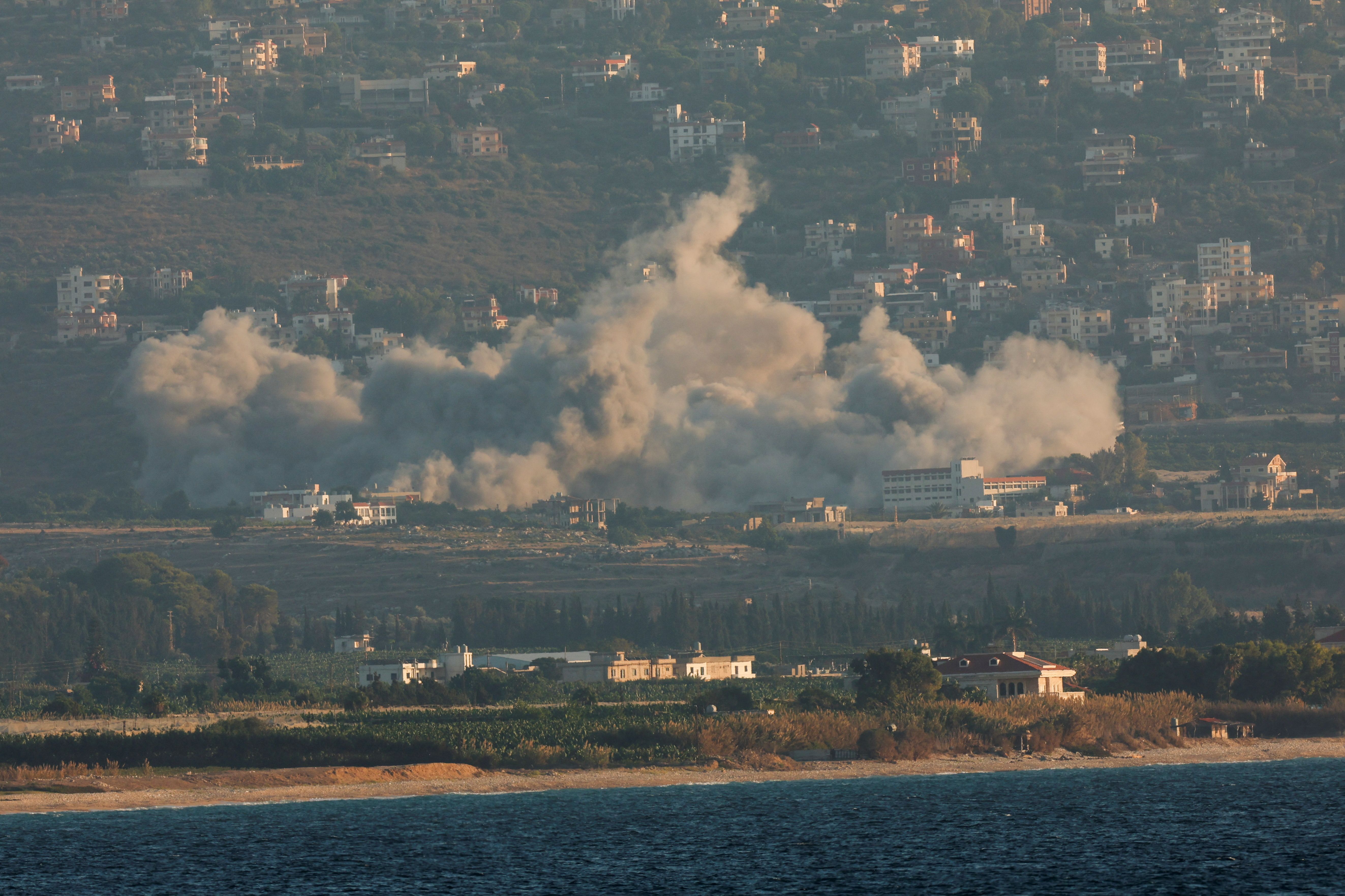 Fumaça vista no sul do Líbano em meio às hostilidades entre o Hezbollah e forças de Israel