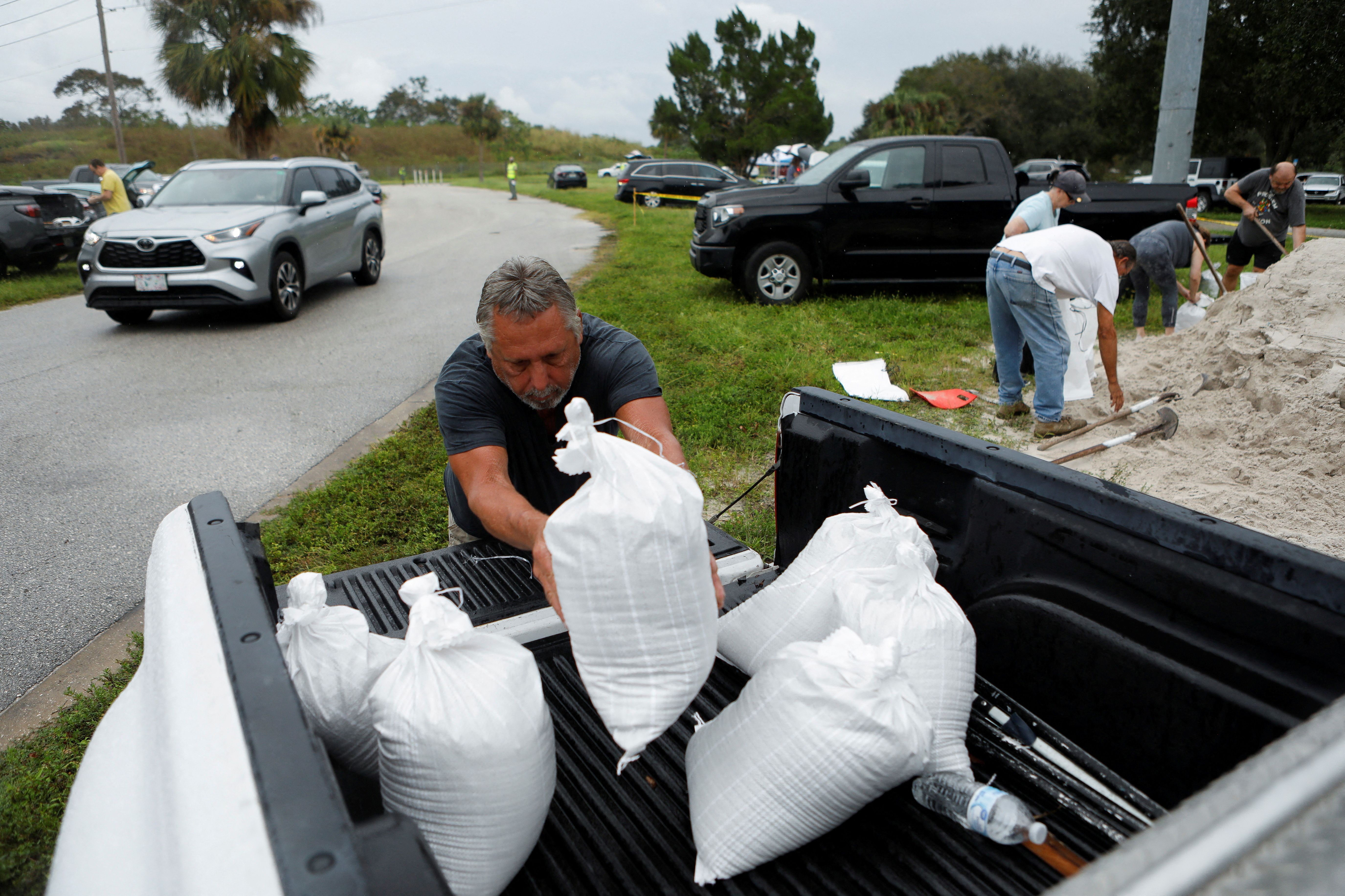 Bob Gendron carrega caminhão com sacos de areia distribuídos aos residentes do condado de Pinellas antes da chegada do furacão Milton, em Seminole, Flórida, EUA 06/10/2024