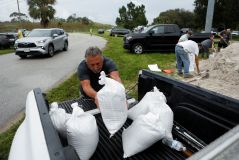 Bob Gendron carrega caminhão com sacos de areia distribuídos aos residentes do condado de Pinellas antes da chegada do furacão Milton, em Seminole, Flórida, EUA 06/10/2024