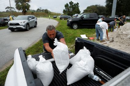 Bob Gendron carrega caminhão com sacos de areia distribuídos aos residentes do condado de Pinellas antes da chegada do furacão Milton, em Seminole, Flórida, EUA 06/10/2024